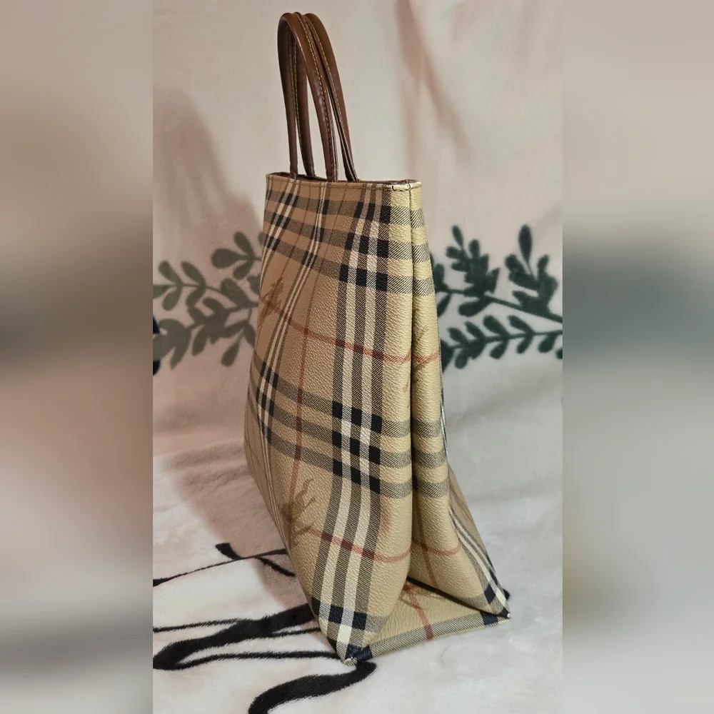 💯 Authentic Burberry Haymarket Check Pattern Tote - Picture 3 of 15